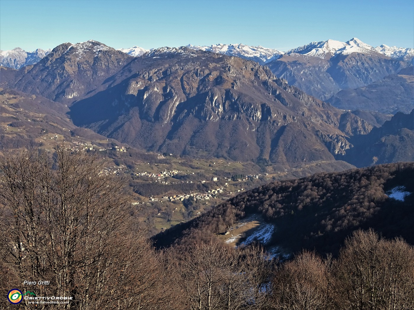 40 Ampia vista sulla Val Taleggio e i suoi monti.JPG